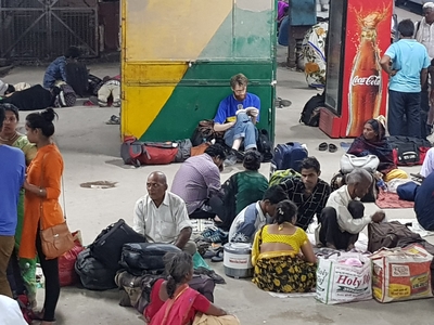 Marc assis sur le quai de la gare de Varanasi